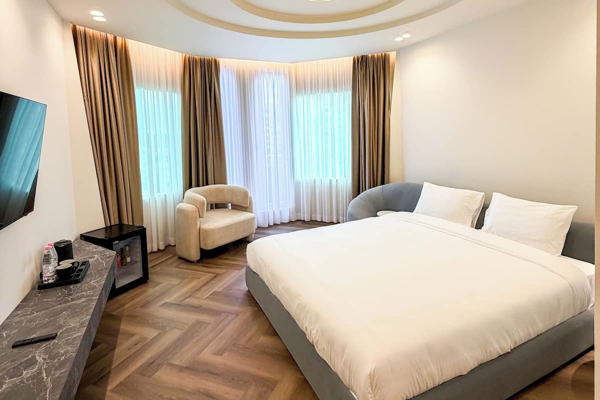 Deluxe Suite | Hypo-allergenic bedding, minibar