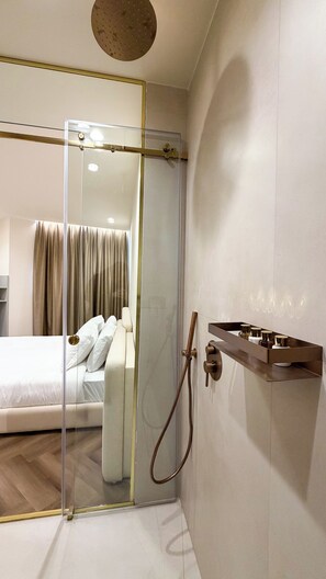 Suite 901 | Baño | Ducha, artículos de higiene personal gratuitos y secador de pelo