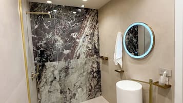 Suite 903 | Salle de bain | Douche, articles de toilette gratuits, sĂšche-cheveux, peignoirs