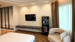 Suite 902