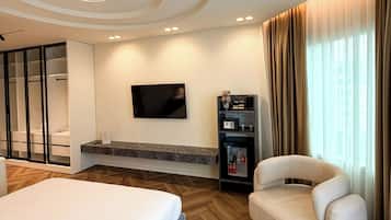 Suite 902 | Hypo-allergenic bedding, minibar, soundproofing, free WiFi