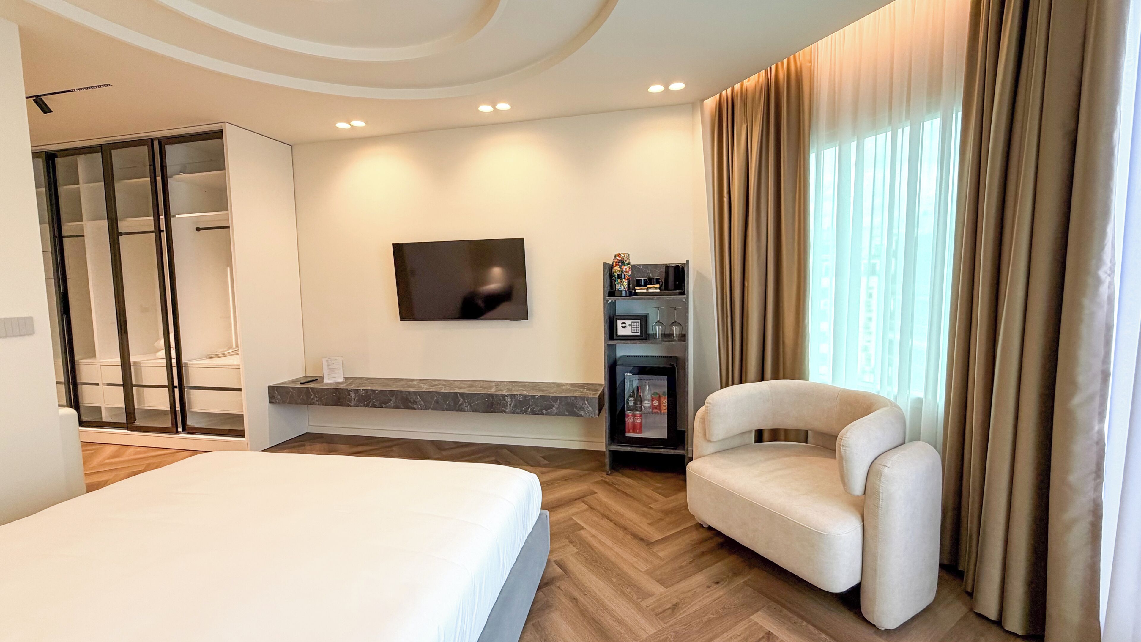 Hypo-allergenic bedding, minibar, soundproofing, free WiFi