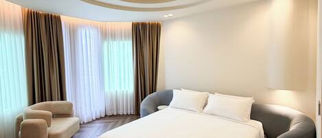 Hypo-allergenic bedding, minibar, soundproofing, free WiFi