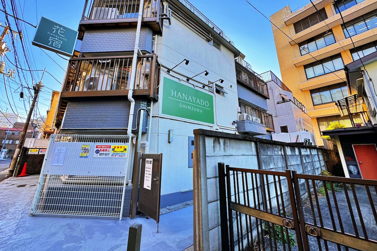 Un immeuble à plusieurs étages sur lequel on peut lire l’inscription « HANAYADO SHINJUKU ».