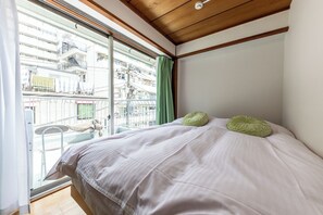 Apartemen Keluarga, balkon, pemandangan kota | Tirai kedap cahaya, setrika/meja setrika, dan Wi-Fi gratis