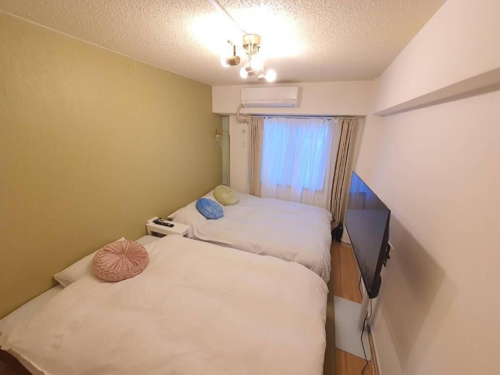 Chambre Triple, balcon, vue ville | Rideaux occultants, fer et planche à repasser, Wi-Fi gratuit