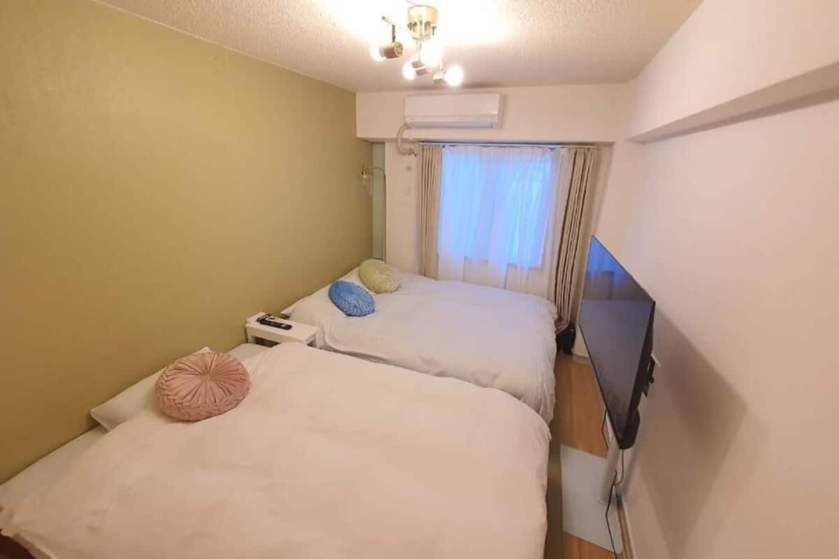 Chambre Triple, balcon, vue ville | Rideaux occultants, fer et planche à repasser, Wi-Fi gratuit