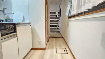 Leilighet – basic, 1 dobbeltseng, balkong, byutsikt | Blendingsgardiner, strykejern/-brett og wi-fi (inkludert)