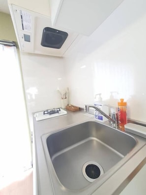 Chambre Triple, plusieurs lits, balcon, vue ville | Cuisine privée