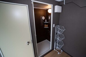 Basic-Dreibettzimmer, Mehrere Betten, Balkon, Stadtblick | Badezimmer
