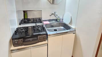 Apartamento básico, 1 cama de casal, sacada, vista para a cidade | Cozinha privada