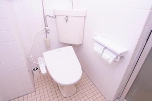 Chambre Triple, balcon, vue ville | Salle de bain | Chaussons