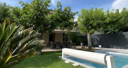 Mas La Péquélette avec piscine privée, Wi-Fi et climatisation