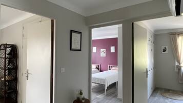 Strykjärn/strykbräda, wi-fi och sängkläder