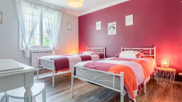 Tabla de planchar con plancha, wifi y ropa de cama