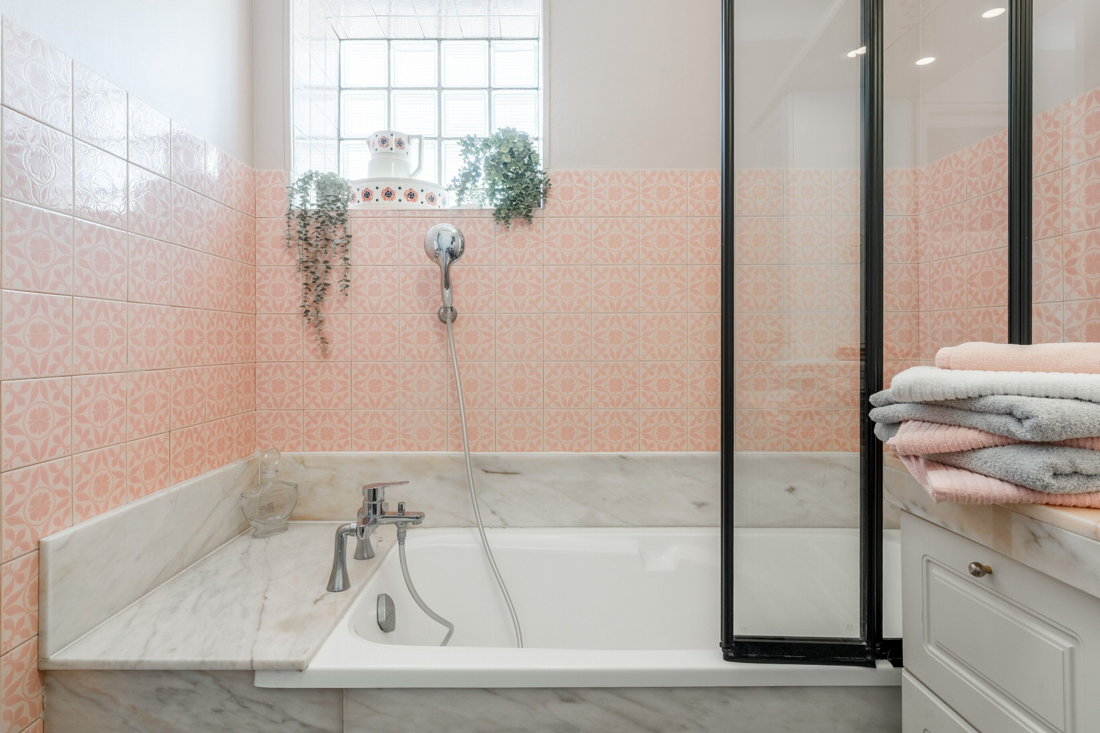 Douche, sèche-cheveux, serviettes fournies