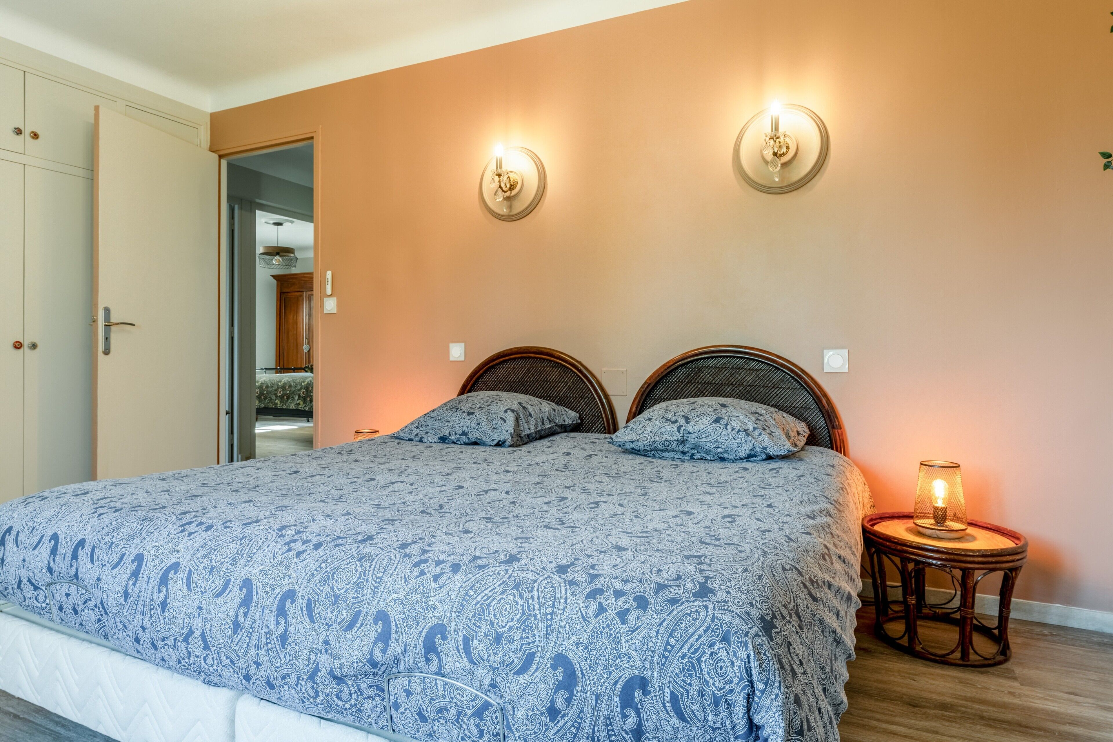 Iron/ironing board, WiFi, bed sheets