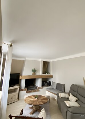 TV, stereo - Mas la Péquélette – Peaceful Provençal Retreat for Up to 6 Guests (Pernes-les-Fontaines)