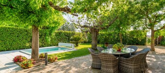 Mas La Péquélette with Private Pool, Wi-Fi, and Air Conditioning