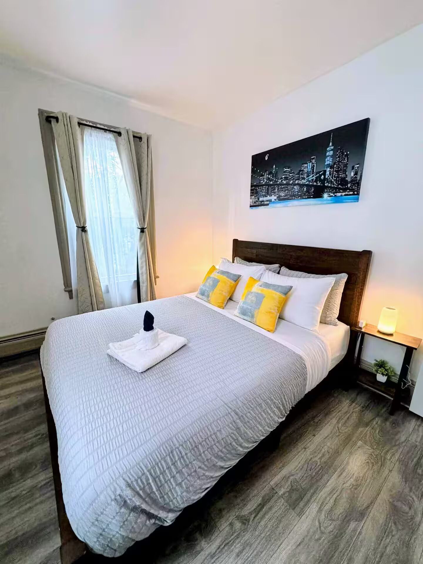 Iron/ironing board, WiFi, bed sheets