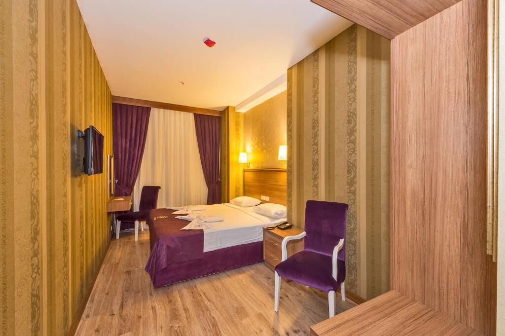 خزنة داخل الغرفة وتجهيزات عازلة للصوت وواي فاي مجانًا