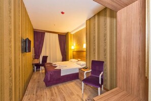 Habitación individual, vistas a la ciudad | Caja fuerte, sistema de insonorización, wifi gratis