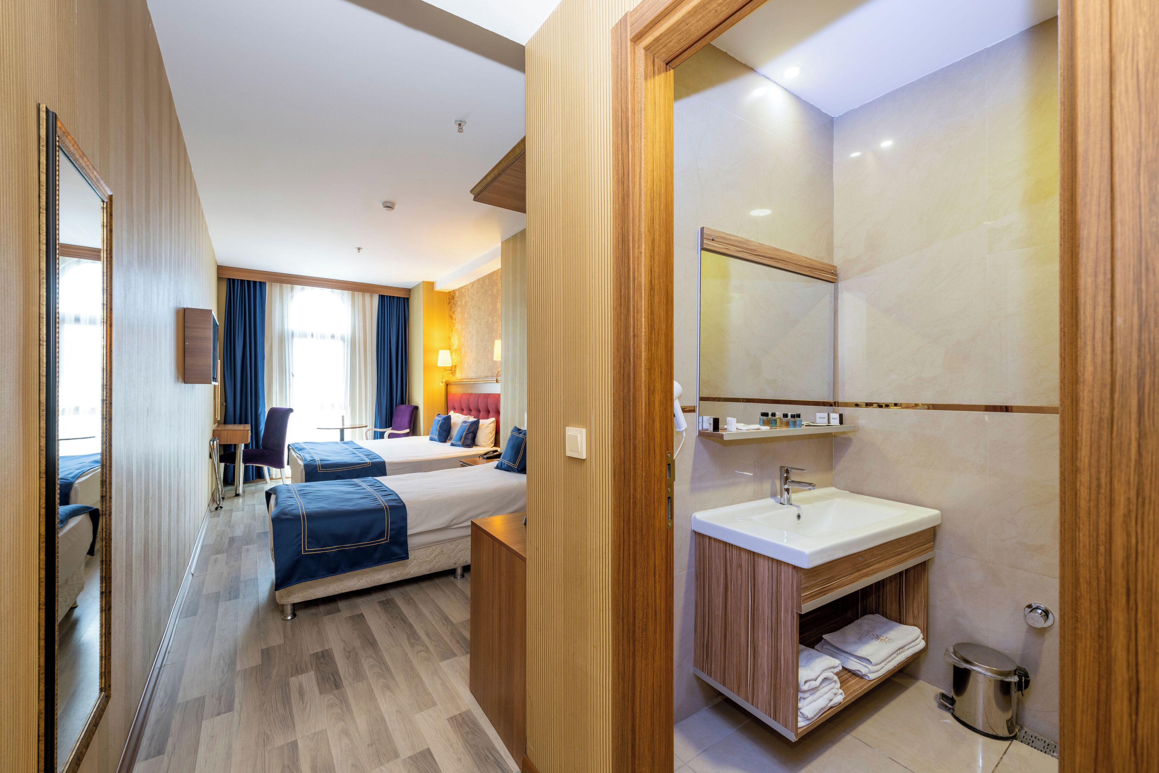 Habitación triple, vistas a la ciudad | Caja fuerte, sistema de insonorización, wifi gratis