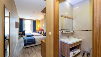 Kolmen hengen huone, kaupunkinäköala | Tallelokero huoneessa, äänieristys, ilmainen Wi-Fi