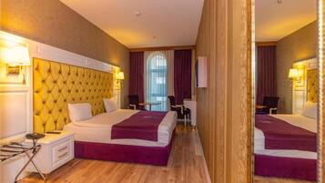 Kamer, 1 twee- of 2 eenpersoonsbedden, uitzicht op de stad | Een kluis op de kamer, geluiddichte muren, gratis wifi