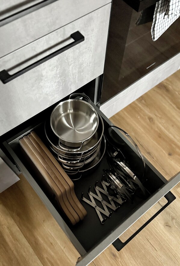 A kitchen drawer with utensils and cookware. - Wohnzeit by Zirwick Apartment (Windischeschenbach)