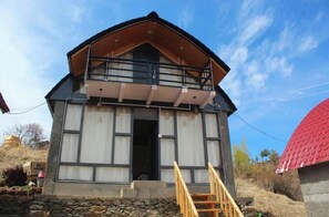 Exterior - The Ridge | Hill Top | Sainjh Valley - TrekNgo, Entire cottage in Sainj, India (Raila)