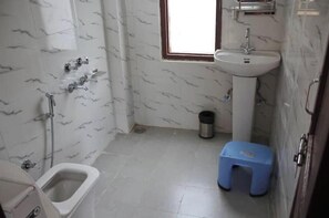 Shower, towels, soap, toilet paper - The Ridge | Hill Top | Sainjh Valley - TrekNgo, Entire cottage in Sainj, India (Raila)