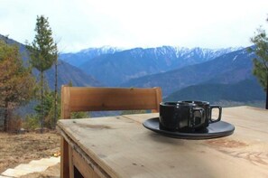 Outdoor dining - The Ridge | Hill Top | Sainjh Valley - TrekNgo, Entire cottage in Sainj, India (Raila)