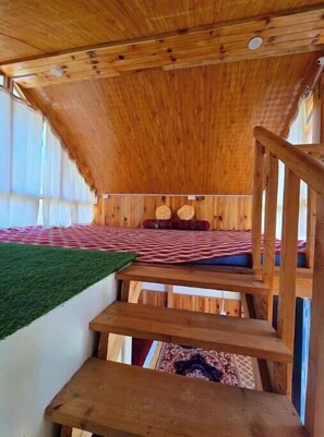 Interior - The Ridge | Hill Top | Sainjh Valley - TrekNgo, Entire cottage in Sainj, India (Raila)