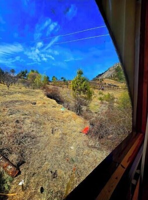 Interior - The Ridge | Hill Top | Sainjh Valley - TrekNgo, Entire cottage in Sainj, India (Raila)
