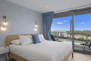 3 bedrooms, desk, iron/ironing board, travel cot - Modern Apartment with Balcony, Sea Views & Parking (Newquay)