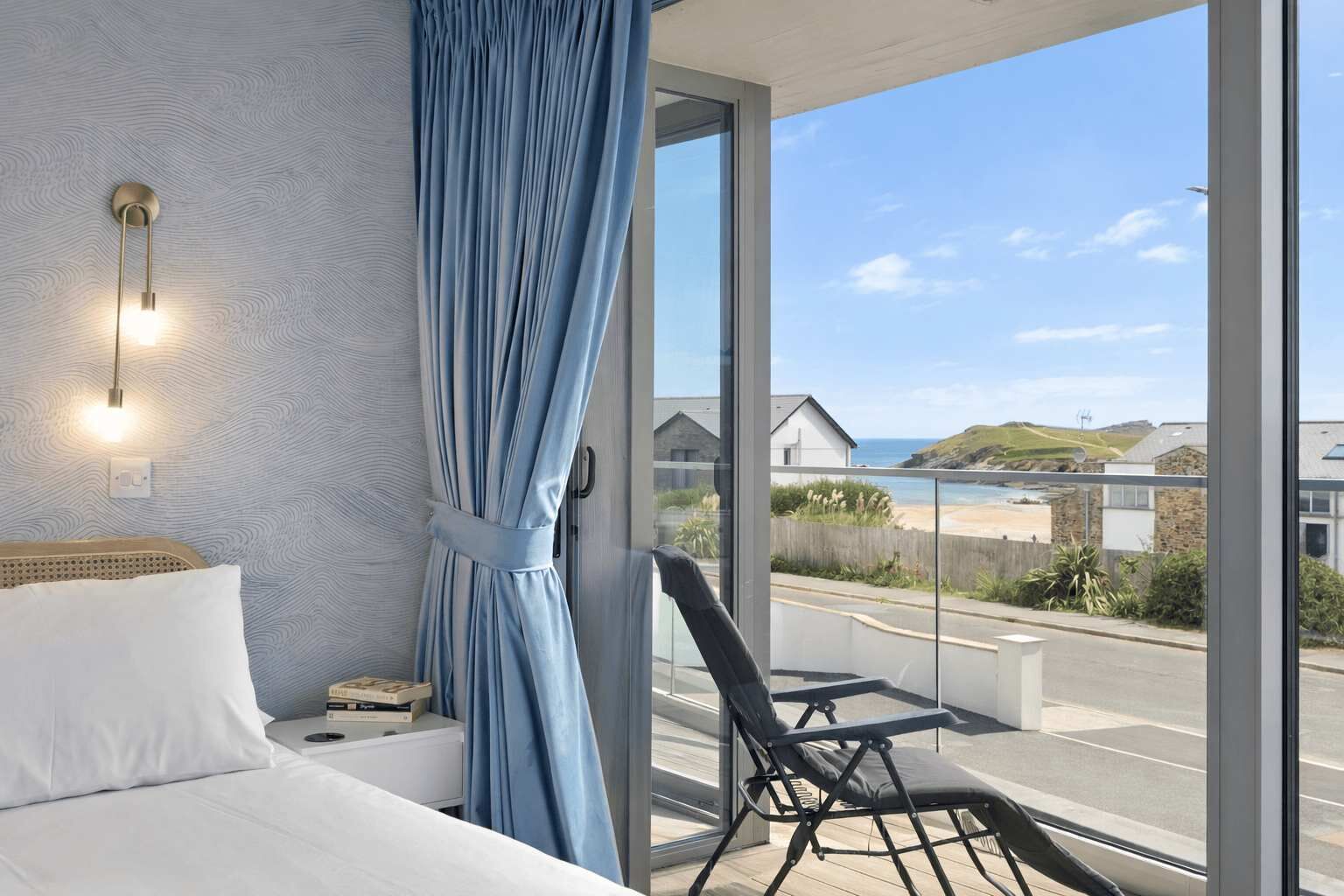 3 makuuhuonetta, työpöytä, silitysrauta/-lauta, vauvan matkasänky