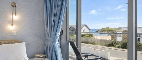 3 makuuhuonetta, työpöytä, silitysrauta/-lauta, vauvan matkasänky