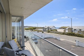 Property grounds - Modern Apartment with Balcony, Sea Views & Parking (Newquay)