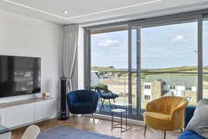 TV, offices - Apartment, Balcony with Expansive Sea Views, Parking (Newquay)