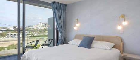 Schreibtisch, Bügeleisen/Bügelbrett, Reisekinderbett, WLAN