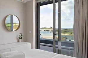 3 bedrooms, desk, iron/ironing board, travel crib - Penthouse, Balcony with Expansive Sea Views, Parking (Newquay)