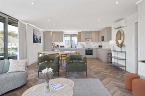 TV, offices - Penthouse, Balcony w/ Expansive Sea Views, Parking (Newquay)