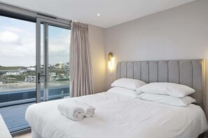 3 bedrooms, desk, iron/ironing board, travel cot - Penthouse, Balcony w/ Expansive Sea Views, Parking (Newquay)