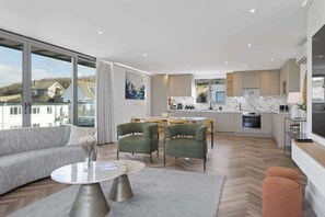 TV, offices - Penthouse, Balcony with Expansive Sea Views, Parking (Newquay)