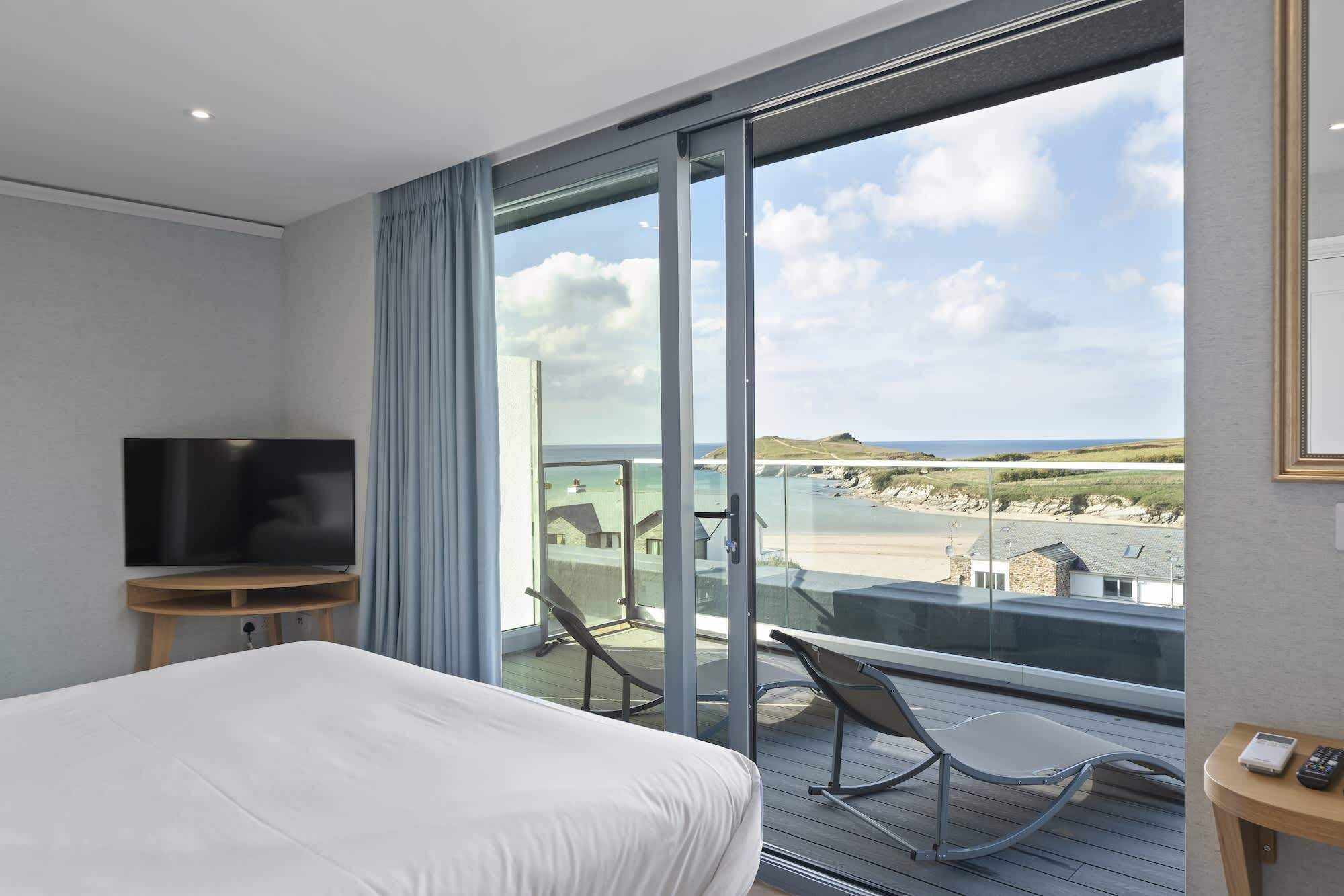 Desk, iron/ironing board, travel cot, WiFi