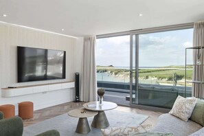 TV, offices - Penthouse, Balcony w/ Expansive Sea Views, Parking (Newquay)