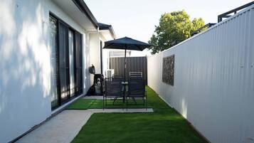 House, 3 Bedrooms, Accessible, Smoking | Tempat makan luar