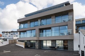 Exterior - Groundfloor Apartment Opposite Beach with Parking (Newquay)