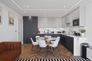 Fridge, microwave, oven, stovetop - Luxurious Apartment, Balcony & Sea Views, Parking (Newquay)